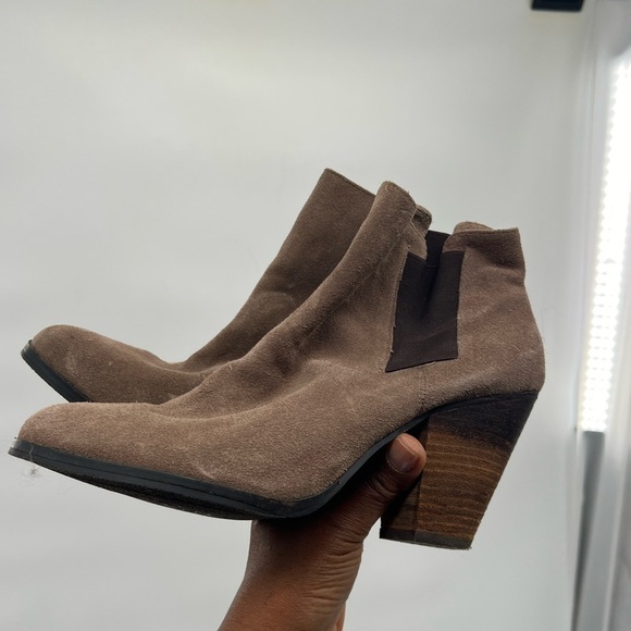 Vince Camuto Hessa Suede Booties Women’s sz 8 Pull On Stacked Heel Taupe brown - Picture 1 of 8